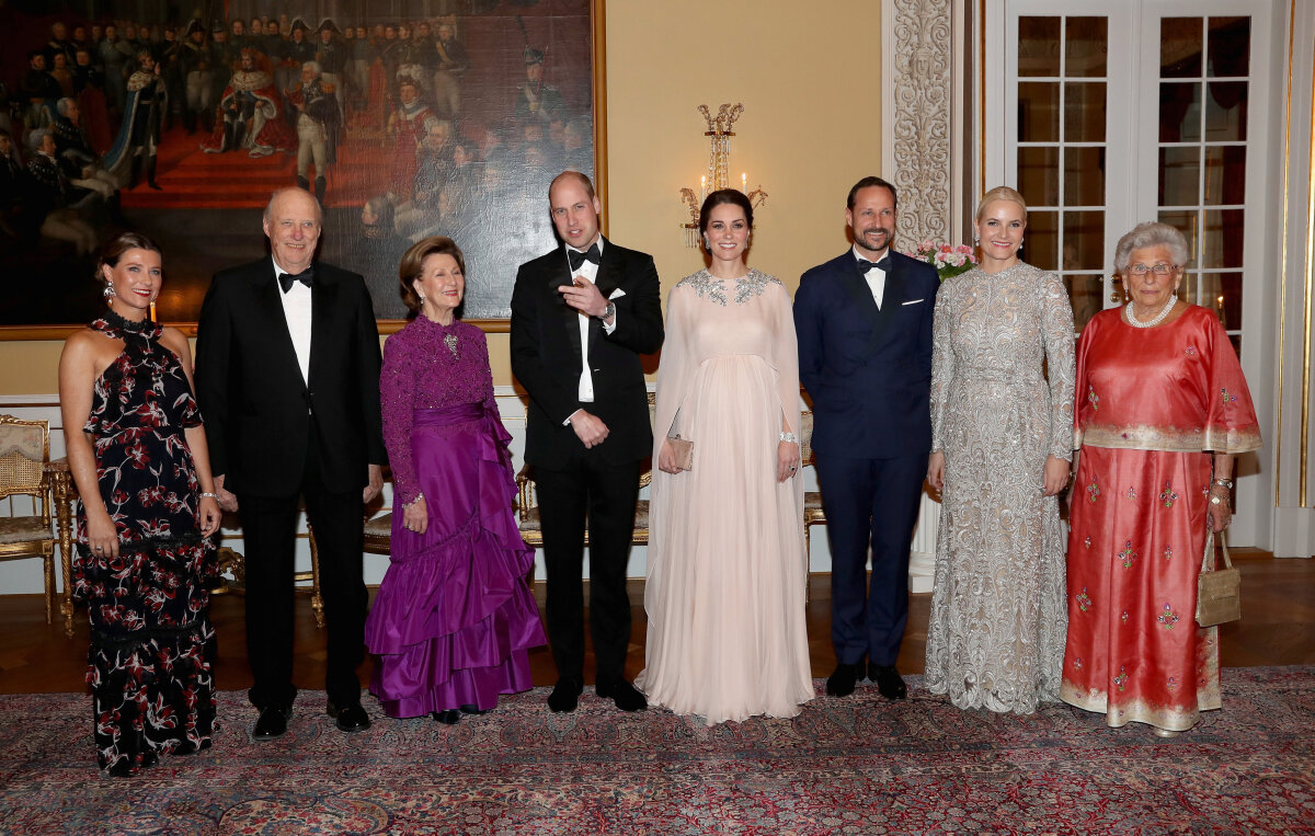 Zľava: Nórska princezná Martha Catherine, nórsky kráľ Harald V., jeho manželka - kráľovná Sonja, princ William, jeho manželka Catherine, vojvodkyňa z Cambridge a korunný princ Hakoon, jeho manželka - korunná princezná Mette-Marit a nórska