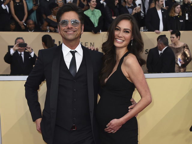 Herec John Stamos a jeho vyvolená - modelka Caitlin McHugh, ktorá čaká jeho dieťa. 