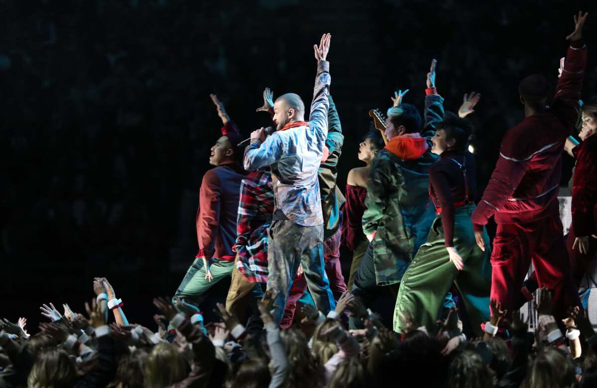 Spevák Justin Timberlake bavil divákov svojimi najväčšími hitmi. 