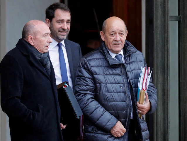 Francúzsko, politici, Gerard Collomb (vľavo), Christophe Castaner (v strede), francúzsky minister zahraničných vecí Jean-Yves Le Drian,