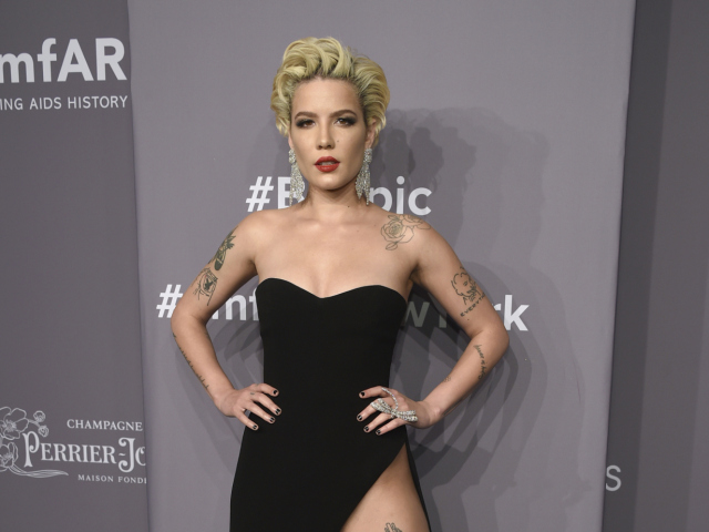 Speváčka Halsey sa predviedla v šatách s odvážnym rozparkom. 