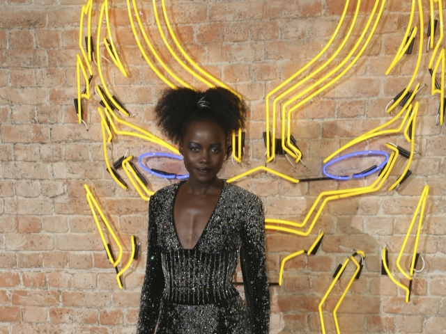 Herečka Lupita Nyong'o na premiére filmu Čierny panter.