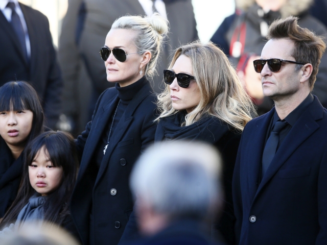 Laeticia (v strede), jeho dcéra Laura Smet a syn David Hallyday