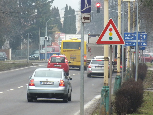 Prievidza, zápacha, dopravná, autá, semafor