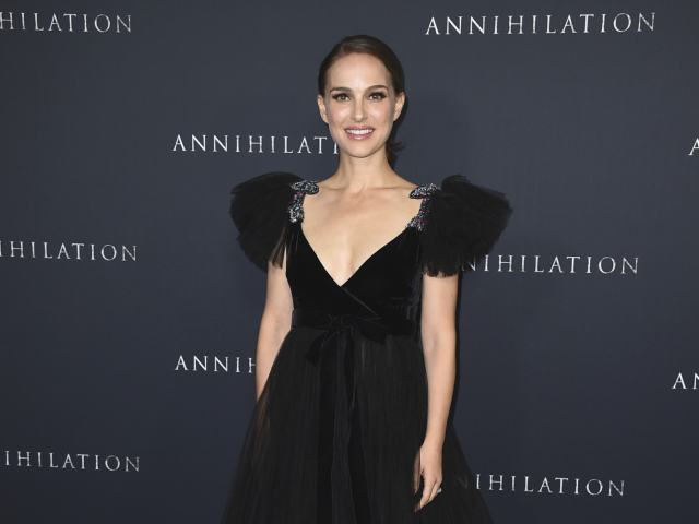 Herečka Natalie Portman vyzerala očarujúco v šatách z kolekcie Valentino. 