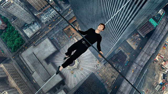 Pre niektorých divákov je mučivé sledovať film Na lane o povrazolezcovi balansujúcom s drevenou tyčou.