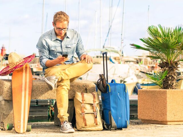 cestovanie, dovolenka, cestovateľ, hipster, kufre, skateboard, batožina, mobil, leto, internet, sombrero,