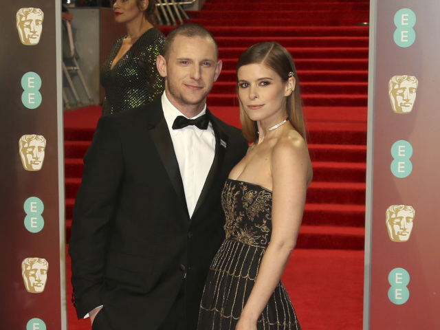 Manželský pár Kate Mara a Jamie Bell pózovali spolu. Mara mala na sebe šaty Christion Dior.