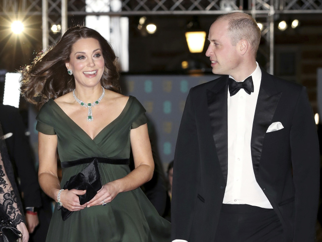 Vojvodkyňa Catherine z Cambridge v tmavozelených šatách Jenny Packham. Na snímke aj s manželom princom Williamom. 