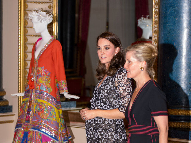 Britská vojvodkyňa Catherine z Cambridge (vľavo) a vojvodkyňa z Essexu Sophie