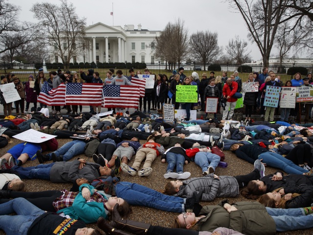 USA Biely dom Trump študenti protest zbrane kontrola
