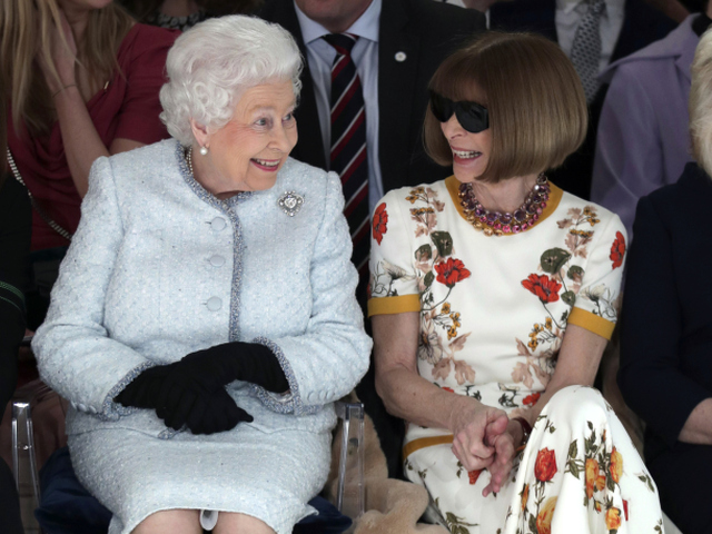 Britská kráľovná Alžbeta II. (vľavo) a šéfredaktorka magazínu Vogue Anna Wintour sa stretli v prvom rade prehliadky Richarda Quinna v Londýne. 