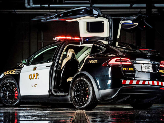 Tesla X - polícia Kanada