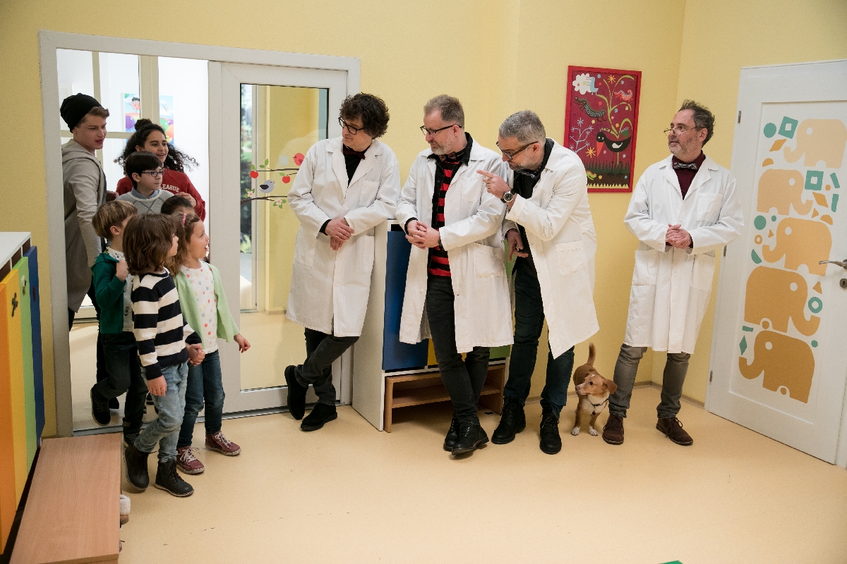 Členovia kapely Hex počas nakrúcania klipu Oteckovia.