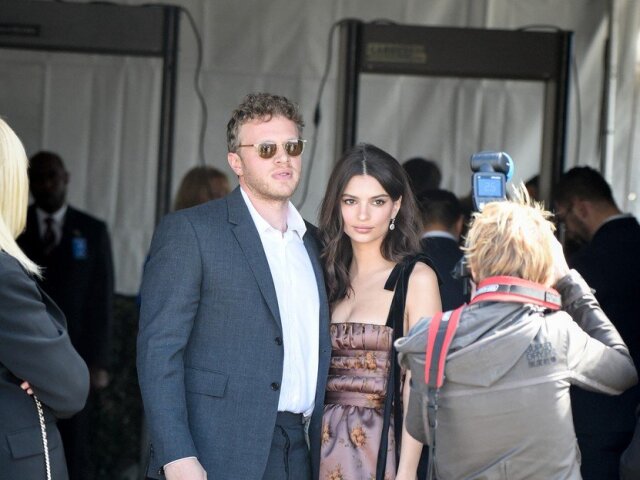 Herečka a modelka Emily Ratajkowski a jej manžel Sebastian Bear-McClard.