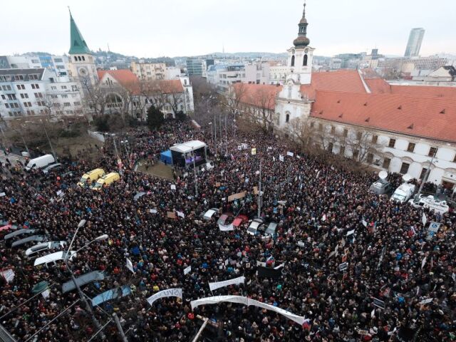 namestie SNP, Pochod Postavme sa za slušné Slovenskko