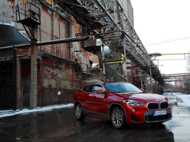 BMW X2 v areali niklovej huty v Seredi  ktora je v zozname organizacie Cierne diery
