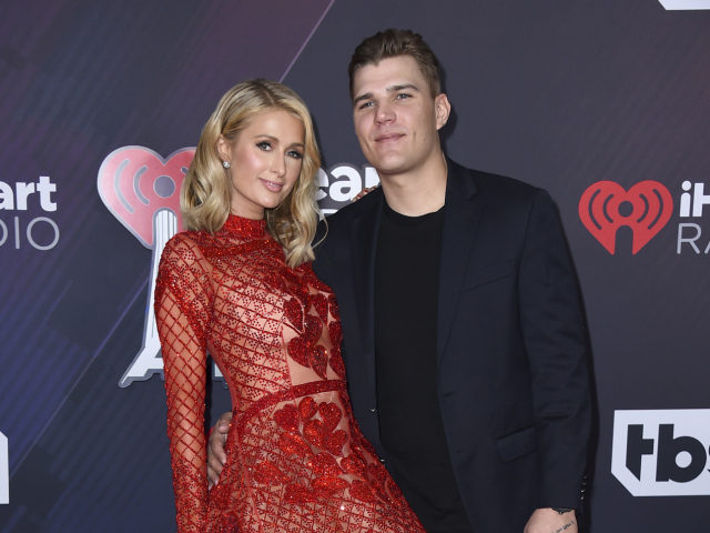 Boháčka Paris Hilton prišla na podujatie aj so svojím snúbencom Chrisom Zylkom. 