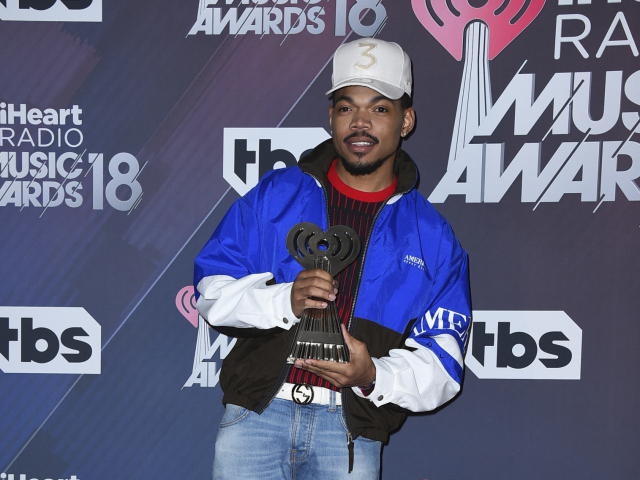 Chance the Rapper pózuje s cenou pre inovátora roka. 