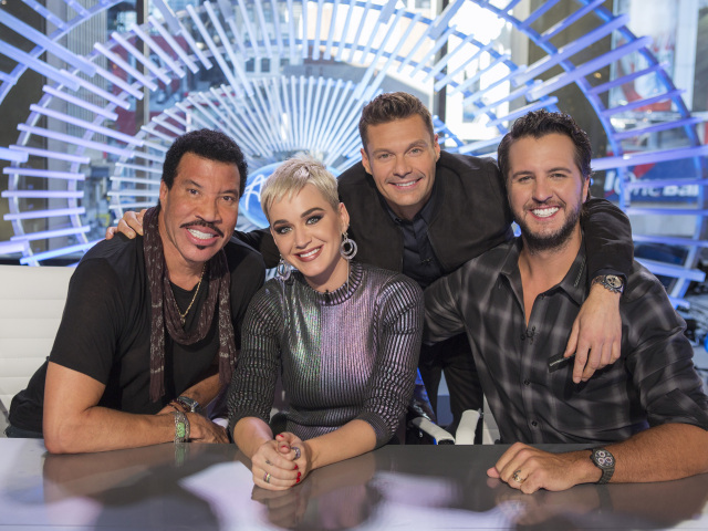 Lionel Richie, speváčka Katy Perry, moderátor Ryan Seacrest a spevák a hudobník Luke Bryan