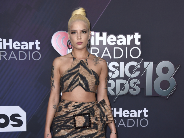 Speváčka Halsey v kreácii Raisa and Vanessa. 