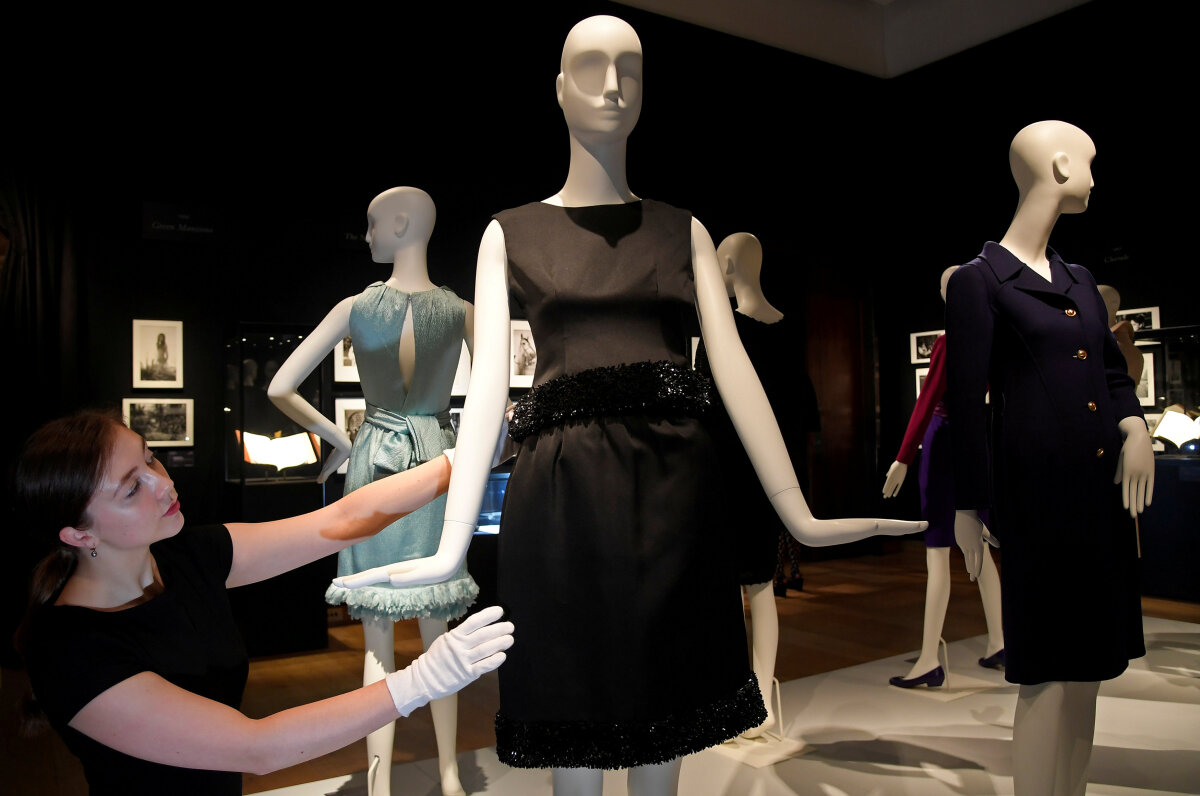 Šaty značky Givenchy z roku 1963, ktoré mala oblečené herečka Audrey Hepburn vo filme Šaráda. 
