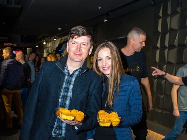 Moderátor a zabávač Andrej Bičan a jeho priateľka Michaela. 