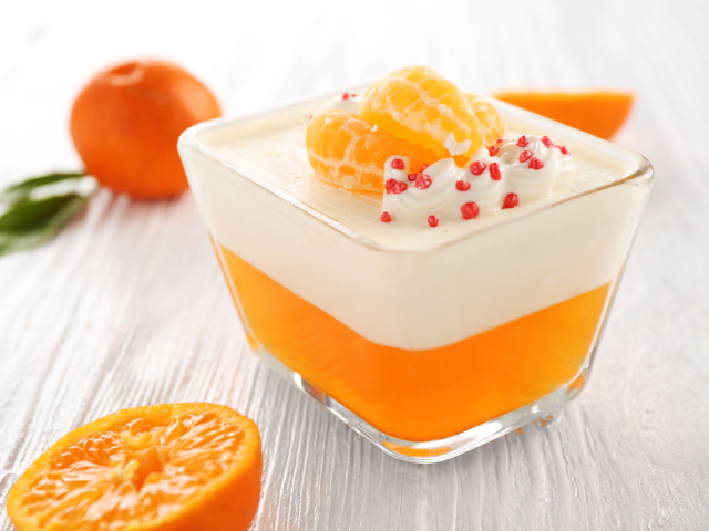 Pomarančový puding so šľahačkou