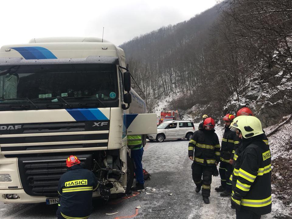 Na ceste pod Strečnom sa nakopilo niekoľko dopravných nehôd.