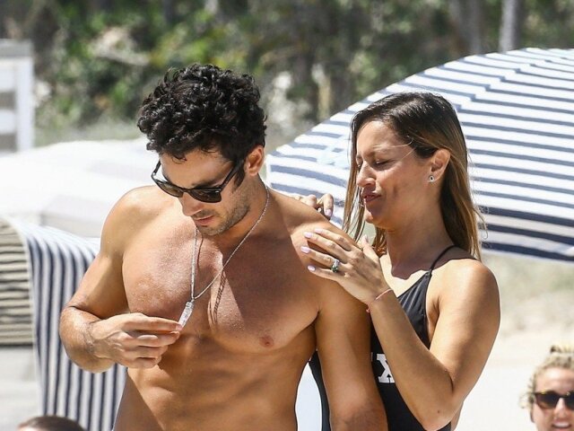 Herec Aaron Diaz a jeho manželka Lola Ponce na pláži v Miami.