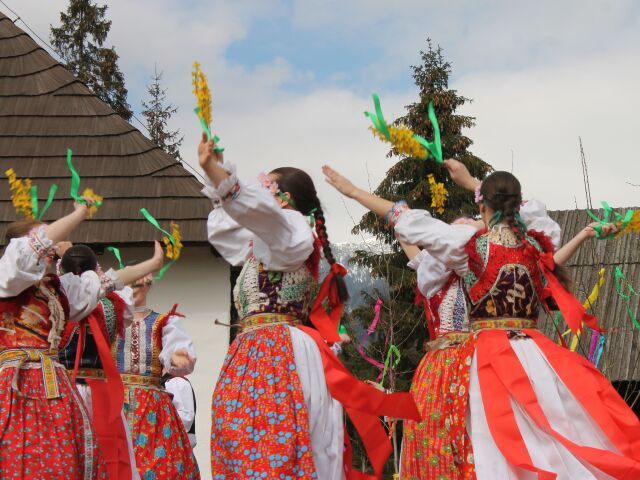 pribylina, tanec, dievčatá, kroje