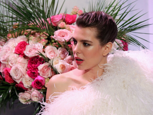 Princezná Charlotte Casiraghi pózuje pri kvetinovej výzdobe. 