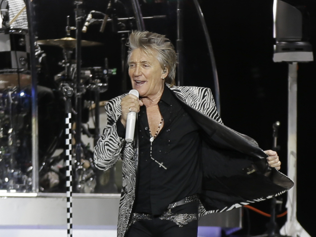 Spevák Rod Stewart na archívnom zábere z koncertu.