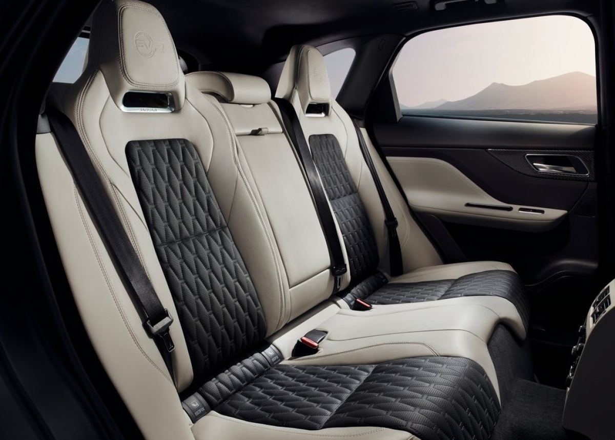 Jaguar-F-Pace SVR-2019-1024-1a