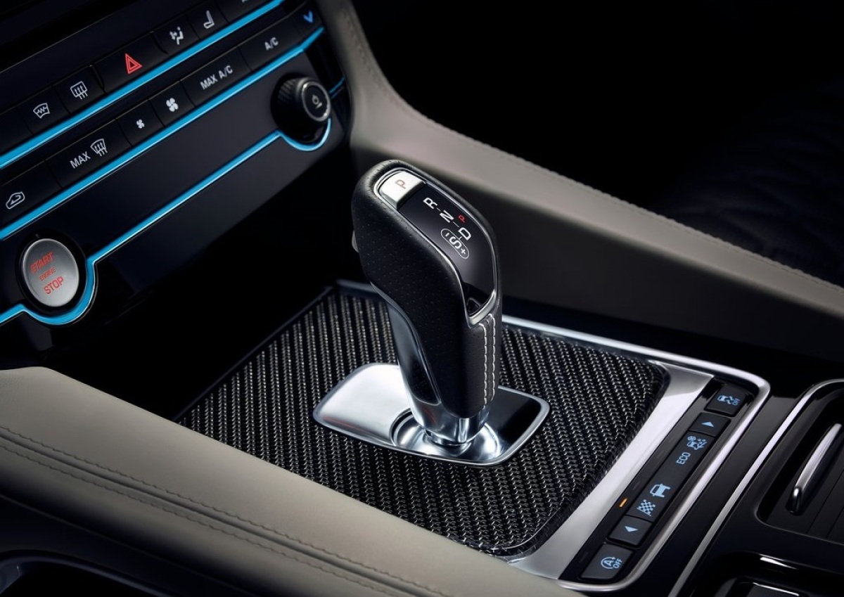 Jaguar-F-Pace SVR-2019-1024-1b