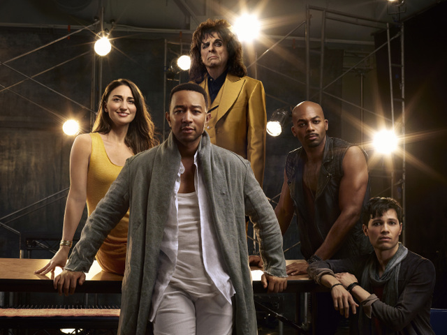 John Legend (v popredí) ako Ježiš Kristus, speváčka Sara Bareilles ako Mária Magdaléna, Alice Cooper (hore) ako kráľ Herodes, Brandon Victor Dixon ako Judáš (druhý sprava) a Jason Tam ako Peter