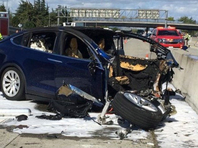 Tesla, havária, autopilot