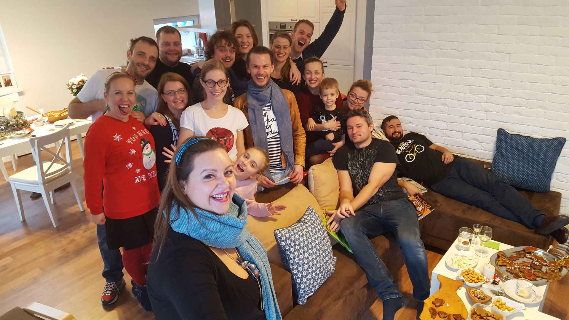 Pravidelné kamarátske besiedky s hercami filmármi a divadelníkmi.