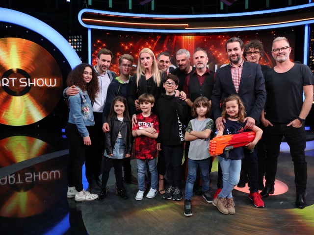Adela Vinczeová s hercami zo seriálu Oteckovia