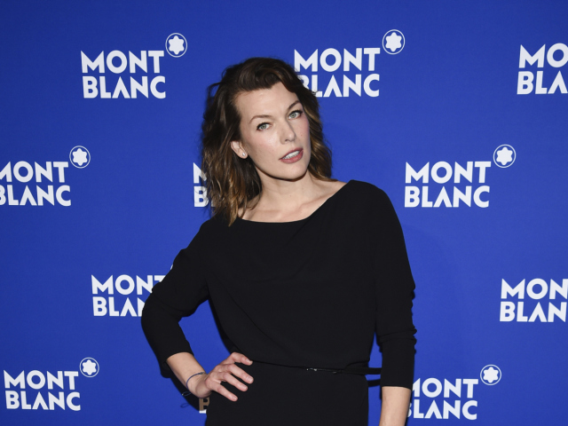 Herečka Milla Jovovich na akcii Montblanc, prišla v kreácii Prada. 