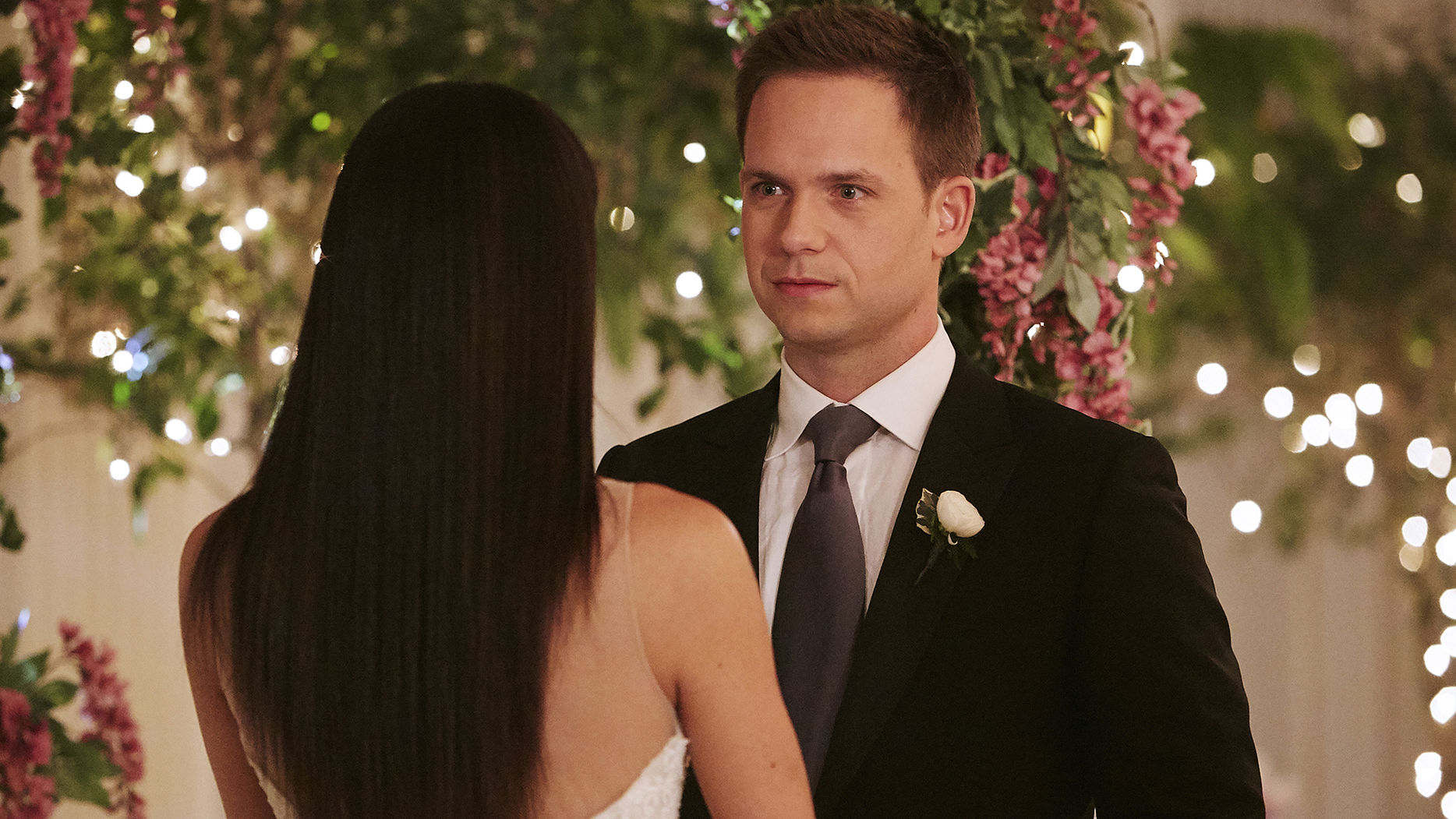 V poslednej epizóde 7. série Kravaťákov si Meghan Markle (Rachel) a Patrick J. Adams (Mike) konečne povedia áno a odídu zo seriálu.
