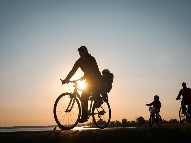 cyklisti rodina aktívny odpočinok šport cyklistika cyklotúra