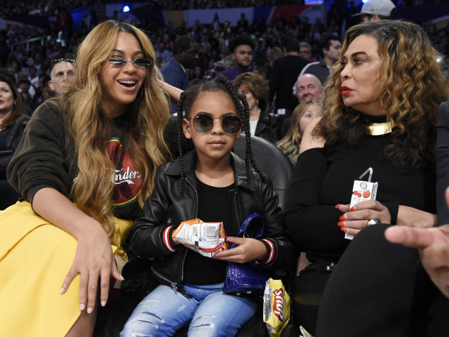Speváčka Beyonce (vľavo) s mamou Tinou Knowlesovou (vpravo) a dcérkou Blue Ivy Carterovou. 