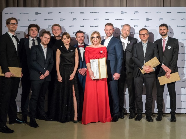 Producentka Wanda Adamík Hrycová (v strede v červenom) so štábom, s ktorým spolupracovala na filme Čiara, ktorý získal šesť cien Slnko v sieti.