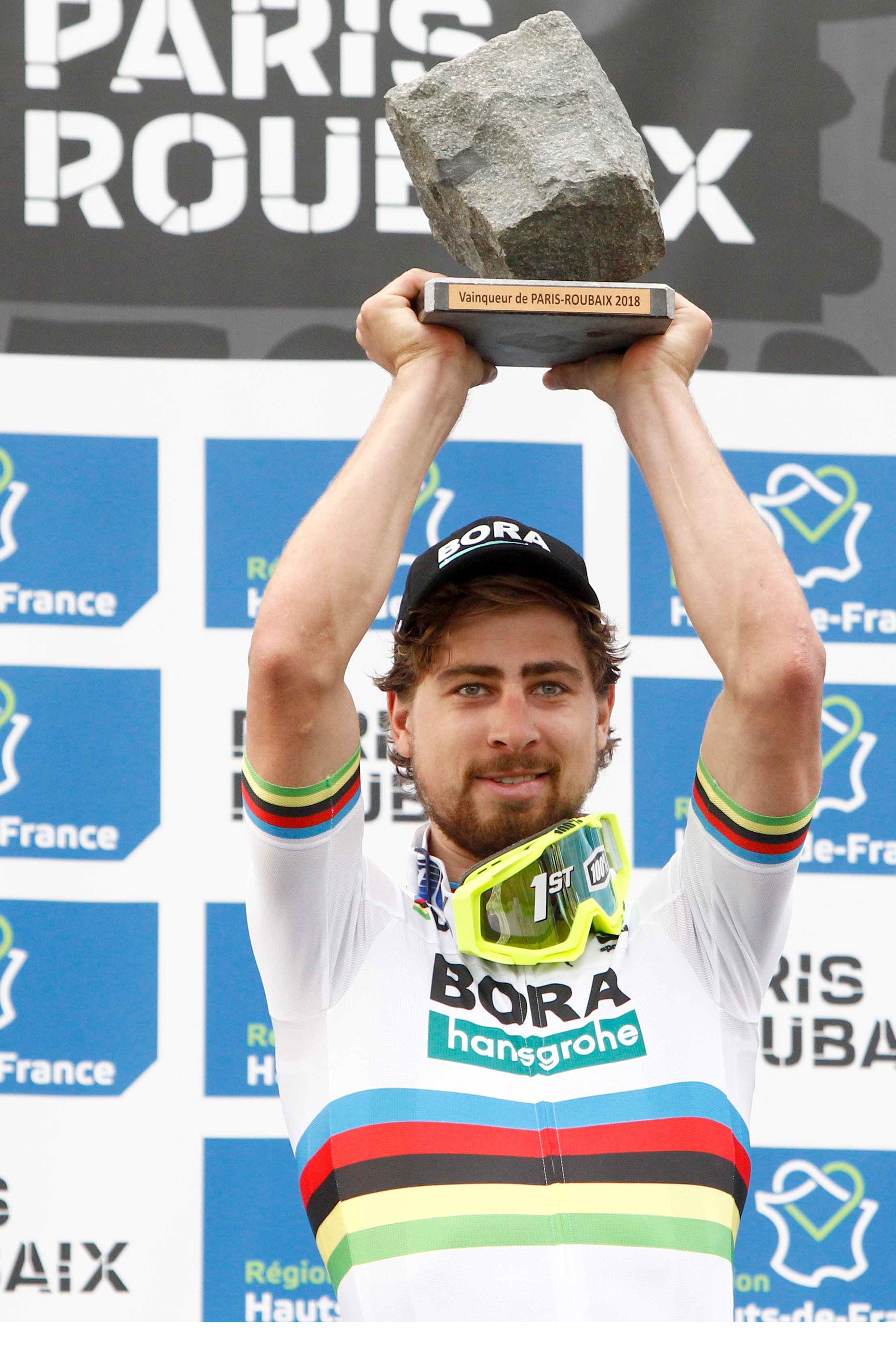 Peter Sagan s kockou, ktorú získal za triumf na pretekoch Paríž - Roubaix.