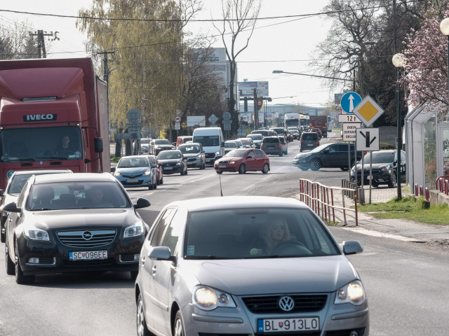 kolóna zápcha auta Dunajská Luzna