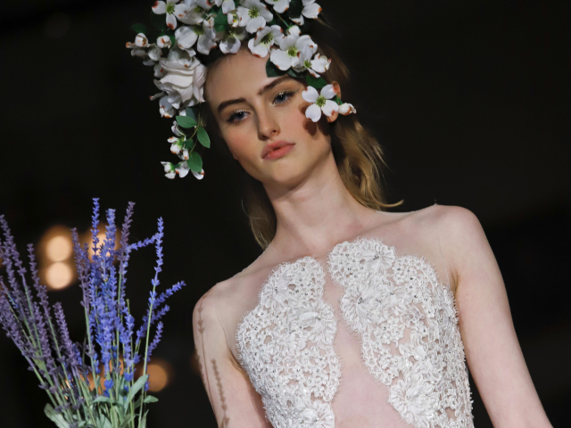 Modelka v šatách pre nevestu z kolekcie značky Reem Acra, ktorú predstavili v New Yorku.