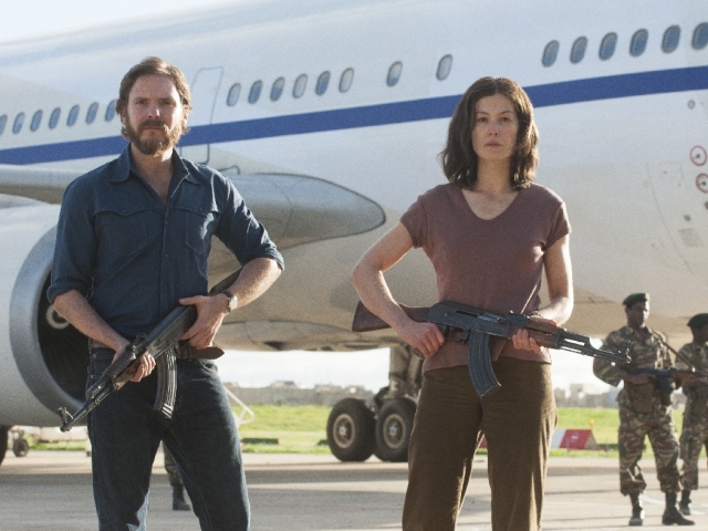 Rosamund Pike a Daniel Brühl