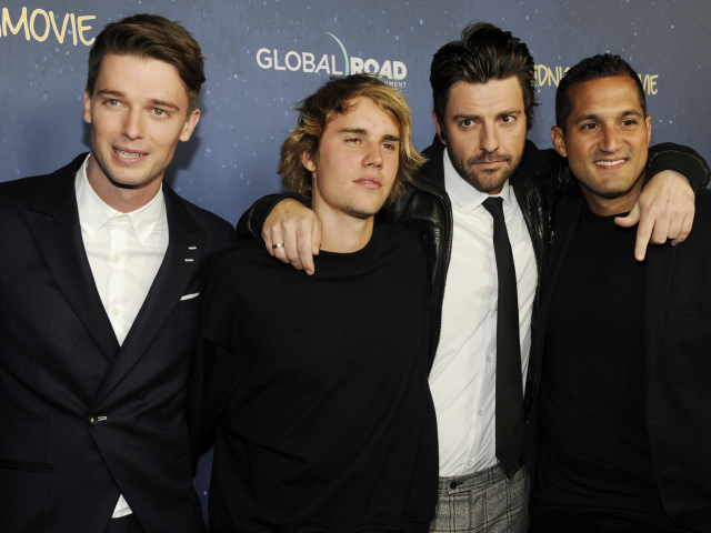 Justin Bieber (druhý zľava), jeho kolega a kamarát Patrick Schwarzenegger