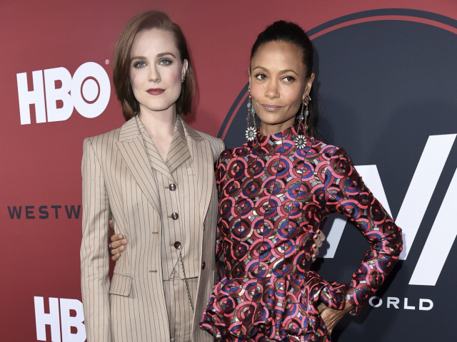 Evan Rachel Wood (vľavo) a jej kolegyňa Thandie Newton